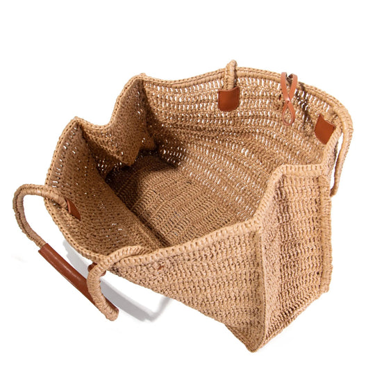 Beach bag with spacious inside and leather accents
