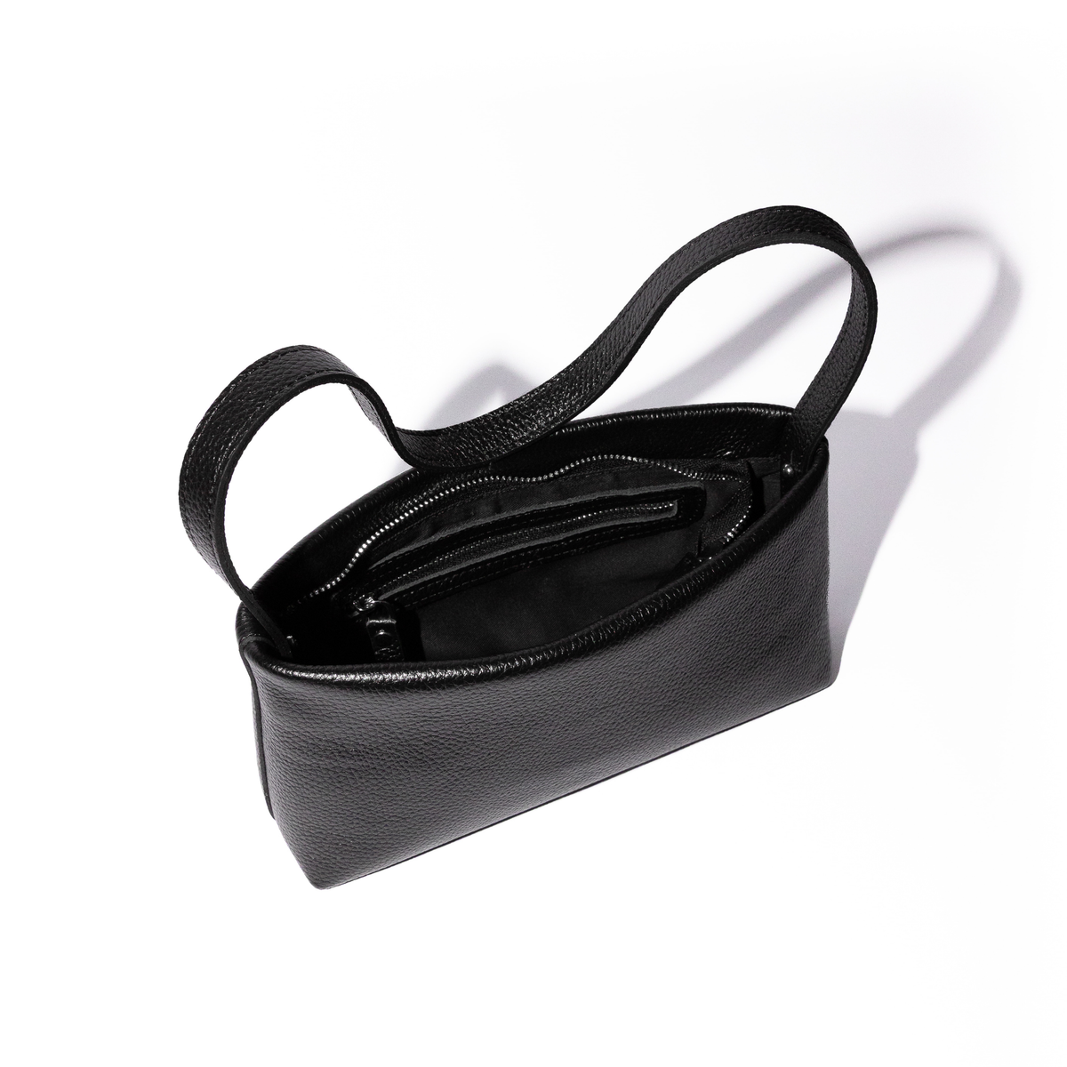 JURGI Kaita multi-way pebbled leather bag in black – real leather, view 4