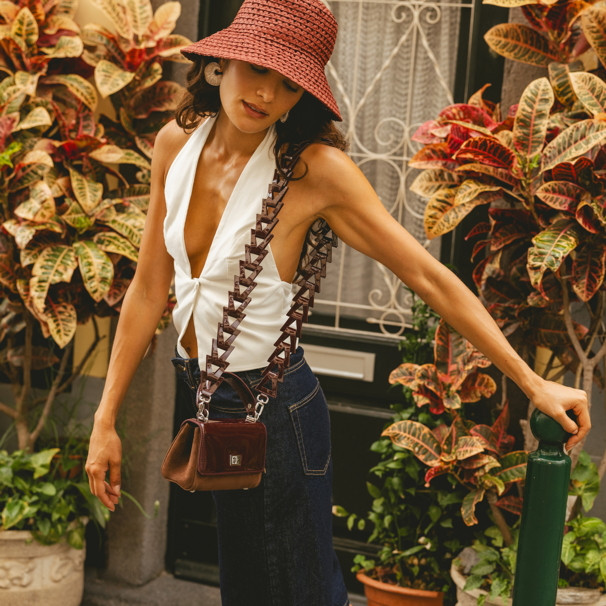 Woman with JURGI LILI bag in mulberry patent leather and brown suede